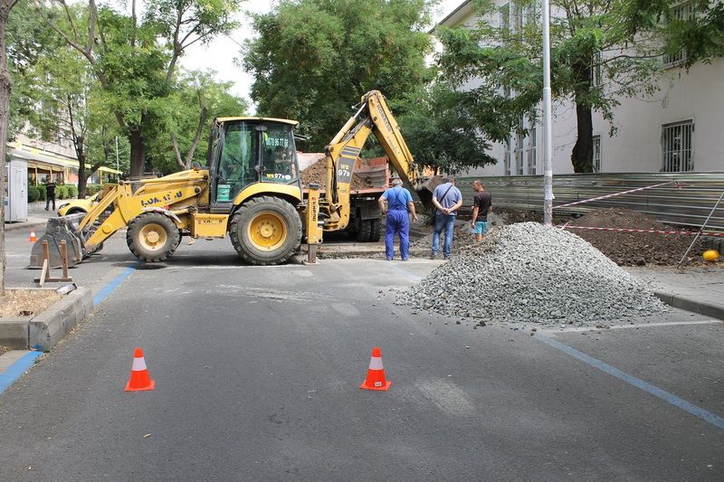 Затвориха централна улица в Бургас заради ремонтни дейности (Снимки) - E-Burgas.com